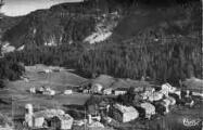 ouvrir dans la visionneuse : Légende inscrite sur la carte postale : Vallée de la Valserine- station été-hiver au pied du col de la Faucille - vue générale