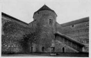 Ouvrir l'image Légende inscrite sur la carte postale : Château des Allymes - La tour ronde