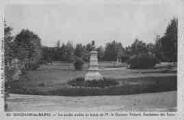 ouvrir dans la visionneuse : Légende inscrite sur la carte postale : Le jardin public et buste de M. le Docteur Vidard, fondateur des Bains