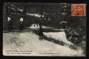 ouvrir dans la visionneuse : Légende inscrite sur la carte postale : Source de la Divonne dans le Parc de l Etablissement. Hydrothérapique