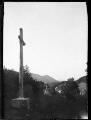 Croix en bois aux environs de la Chartreuse de Portes implantée dans les montagnes du Bugey à Bénonces