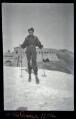 M. Jacolmer (13e compagnie) à skis devant le fort de Gondran