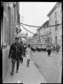 Défilé de militaires français des colonies dans les rues de Pont-de-Vaux pour les cérémonies commémoratives du 11 novembre