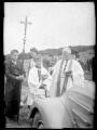 Prêtre procédant à la bénédiction d'une automobile devant la Chapelle de Retord