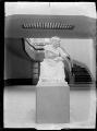 Statue d'une jeune femme arborant la coiffe blanche bressane traditionnelle allaitant son enfant réalisée par Alphonse Muscat en 1937, située dans le hall d'entrée de la maternité départementale du Docteur Pélicand à Bourg-en-Bresse