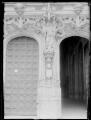 Détail du portail de la façade principale ouvrant sur l'intérieur de l'église Saint-Nicolas-de-Tolentin de Bourg-en-Bresse