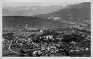 1 vue Légende inscrite sur la carte postale : Divonne-les-Bains et le col de la faucille 5 Fi 143-8