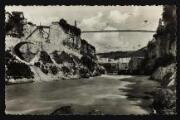 1 vue Légende inscrite sur la carte postale : Barrage de GENESSIAT (Ain) Passerelle sur le Rhône et vue aval du chantier 5 Fi 189-97