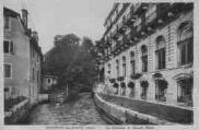 1 vue Légende inscrite sur la carte postale : La Divonne et Grand Hôtel 5 Fi 143-78