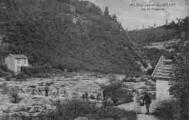 1 vue Légende inscrite sur la carte postale : Pont naturel des Oulles sur la Valserine [poste de douane avec douanier] 5 Fi 205-14