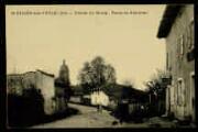 1 vue Légende inscrite sur la carte postale : Entrée du Bourg - Route de Chatillon 5 Fi 368-3