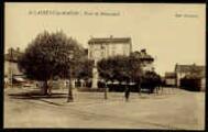 1 vue Légende inscrite sur la carte postale : Place du Monument 5 Fi 370-30