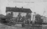 1 vue Légende inscrite sur la carte postale : VIEUX-D IZENAVE - Fontaine et l Ecole 5 Fi 441-5