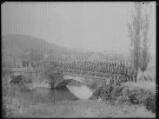 1 vue La compagnie du 1er bataillon de chasseurs à pied posant sur le pont de Bognens situé sur le Furans et relie Belley et Andert-Condon (Ain) 68 Fi 21201
